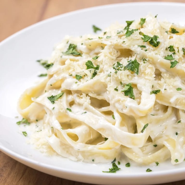 Lighter and protein-packed Cottage Cheese Alfredo Sauce, perfect for drizzling over your favorite pasta dish.